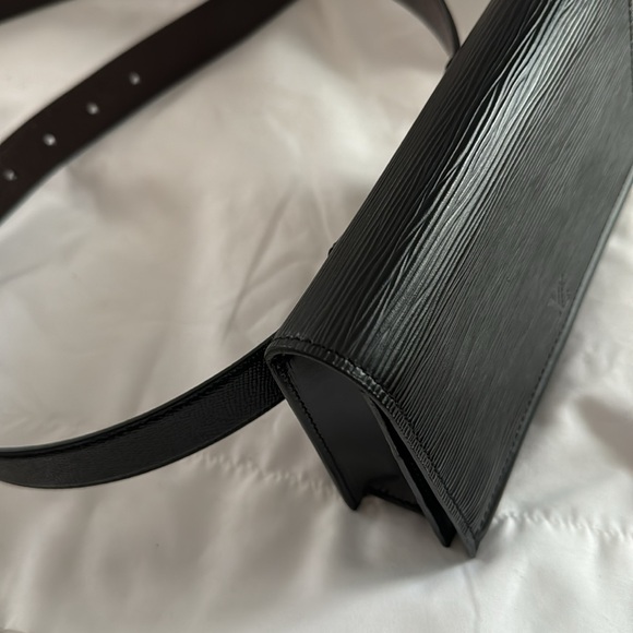 Louis Vuitton Authentic Belt Bag/ Crossbody Black Leather 7”x5x1 1/2”. - Picture 8 of 16